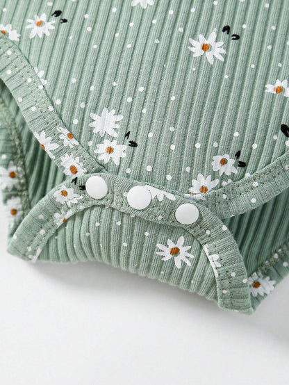Prenda verde body para bebe con detalle de broches y estampado floral