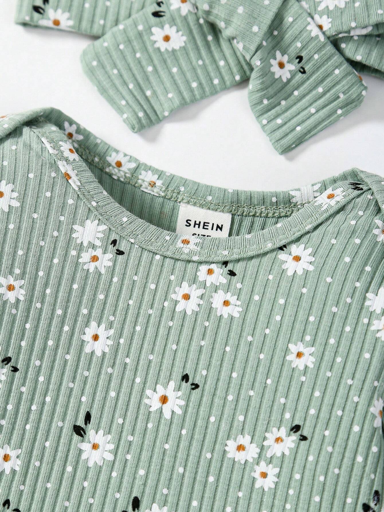 Prenda verde conjunto para bebe con detalle de cuello redondo y estampado de flores