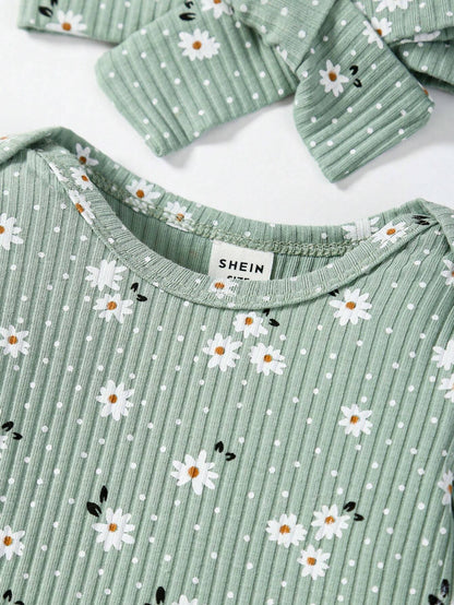 Prenda verde conjunto para bebe con detalle de cuello redondo y estampado de flores