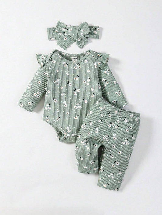 Prenda verde conjunto para bebe con body floral, pantalón y lazo vista frontal