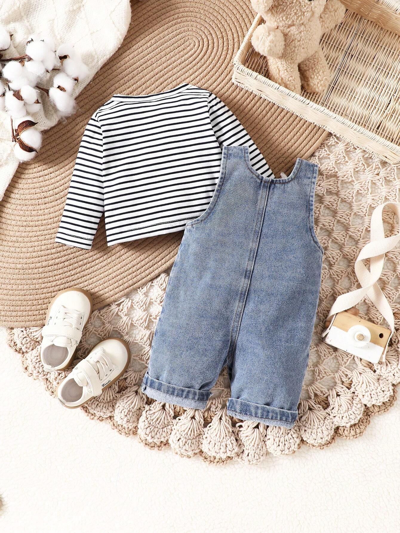 Prenda azul conjunto de bebé con peto de mezclilla y camiseta de rayas para bebe vista posterior