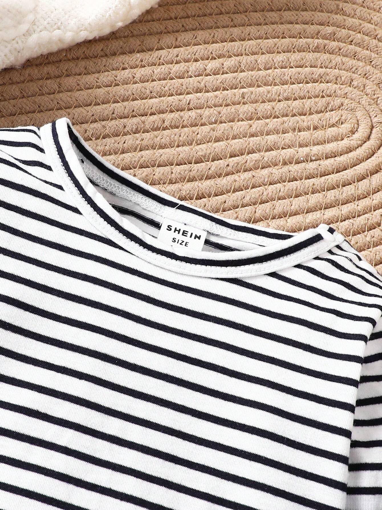 Prenda azul camiseta de rayas para bebe detalle del acabado