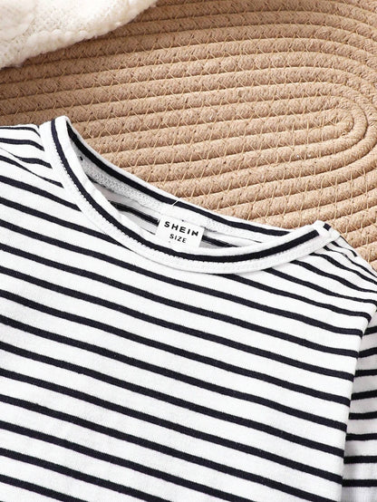 Prenda azul camiseta de rayas para bebe detalle del acabado