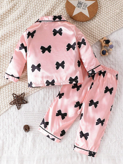 Conjunto rosa satinado lazos contraste elegante