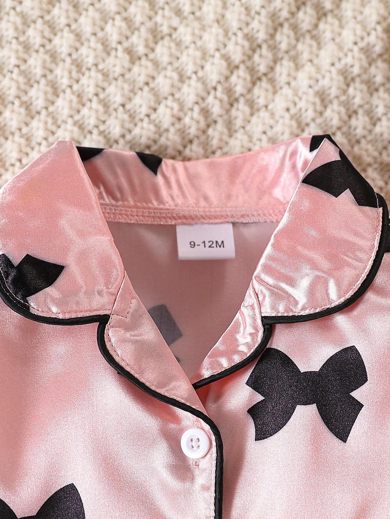 Conjunto rosa satinado lazos contraste elegante