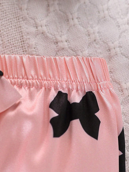 Conjunto rosa satinado lazos contraste elegante