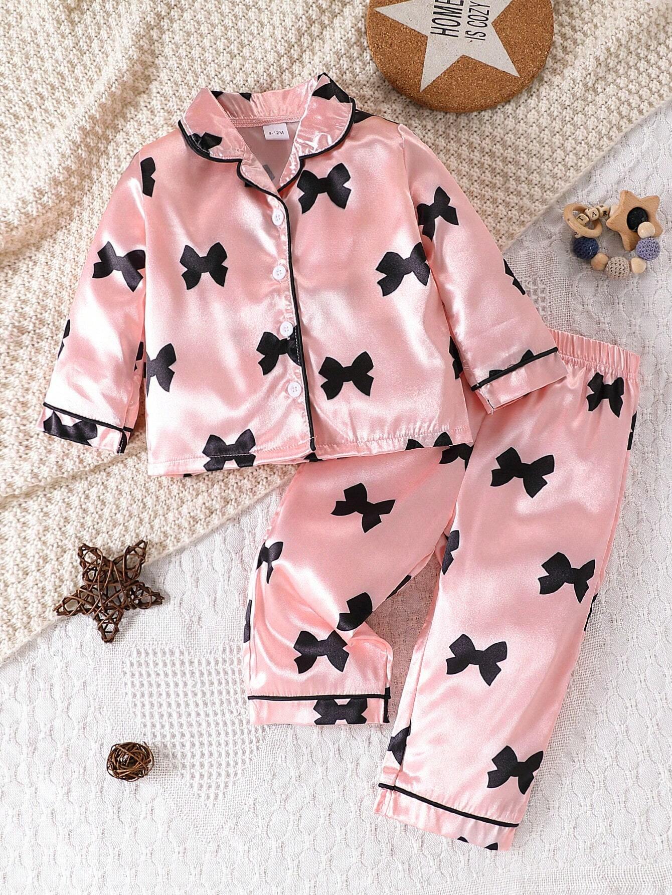 Conjunto rosa satinado lazos contraste elegante