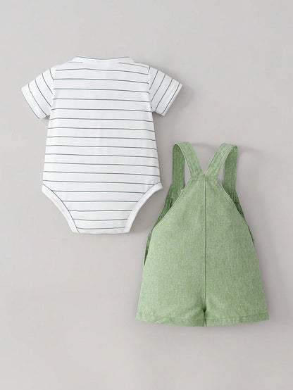 Prenda verde conjunto para bebe con overol y body a rayas vista trasera
