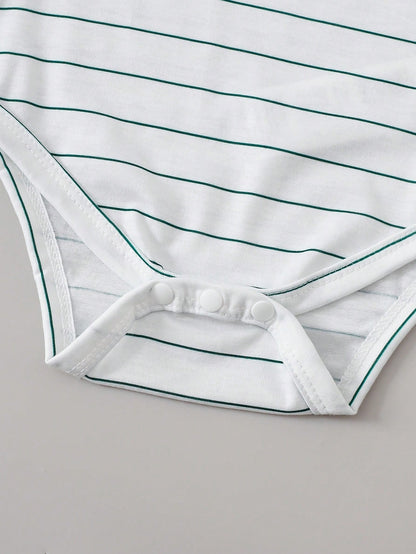 Prenda blanca body para bebe con rayas detalle de broches inferiores
