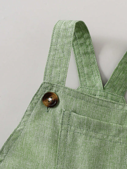 Prenda verde overol para bebe detalle de botones y tirantes