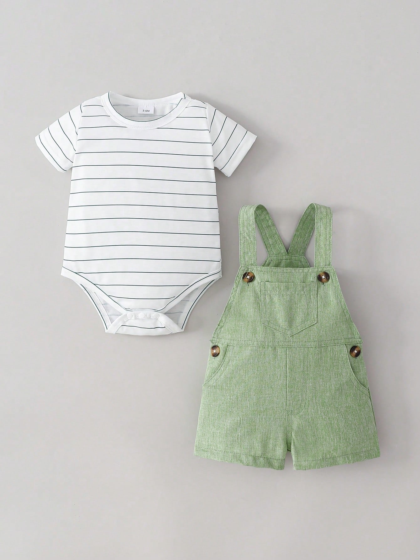 Prenda verde conjunto para bebe con overol  y body a rayas vista frontal
