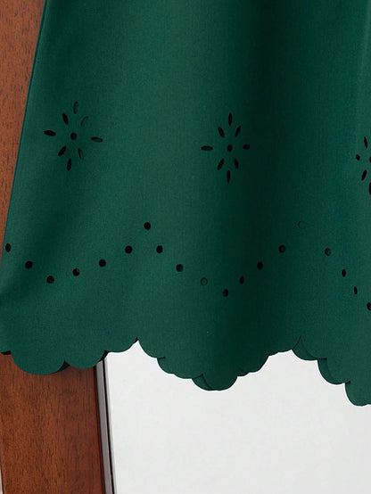 Vestido verde oscuro con moño delantero y mangas con volantes