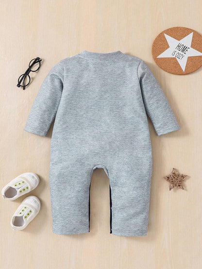 Enterizo gris elegante con moño azul y patrón diamantes