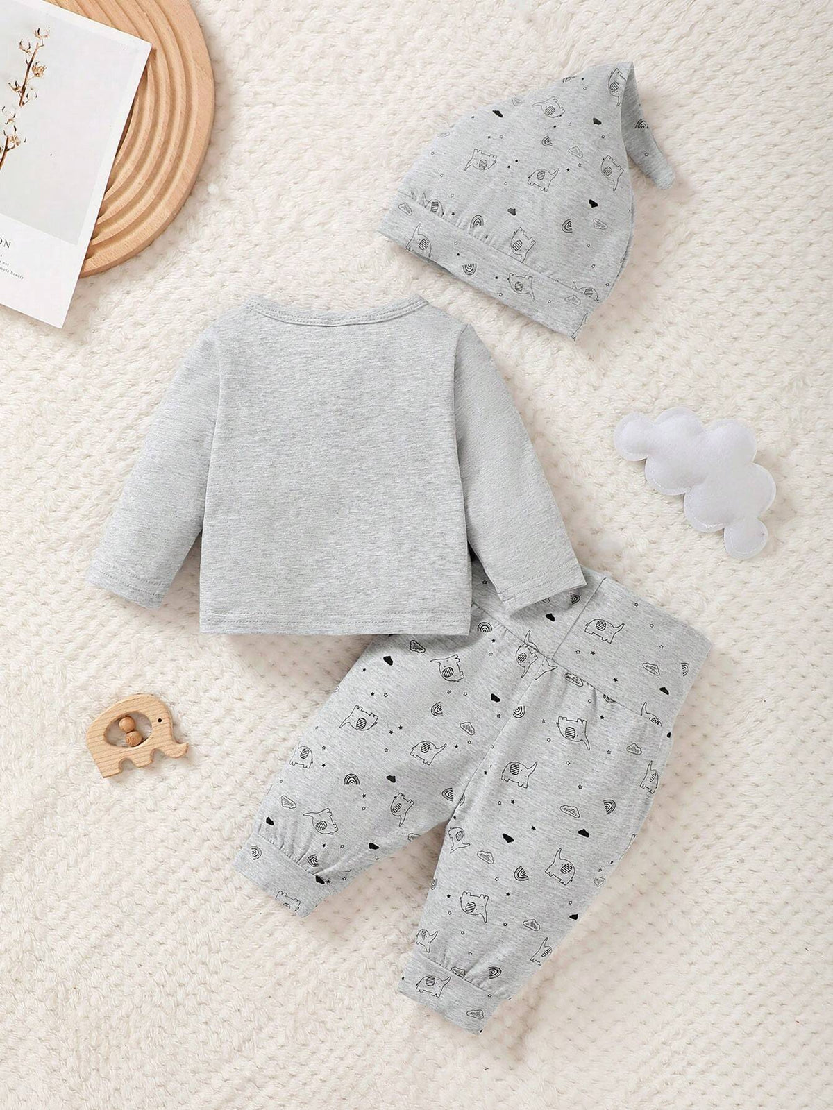 Prenda gris conjunto de 3 piezas para bebe vista posterior