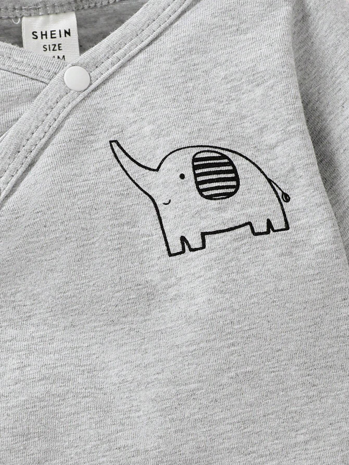 Prenda gris camiseta para bebe con detalle de elefante y botones frontales