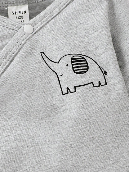 Prenda gris camiseta para bebe con detalle de elefante y botones frontales