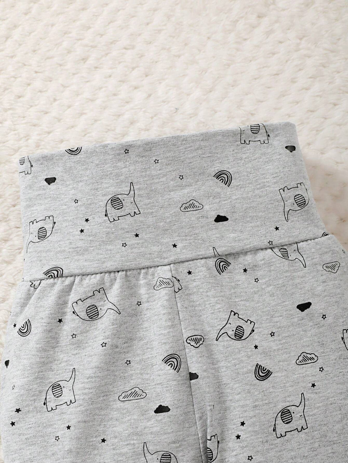 Prenda gris pantalón para bebe con estampado de elefantes y nubes