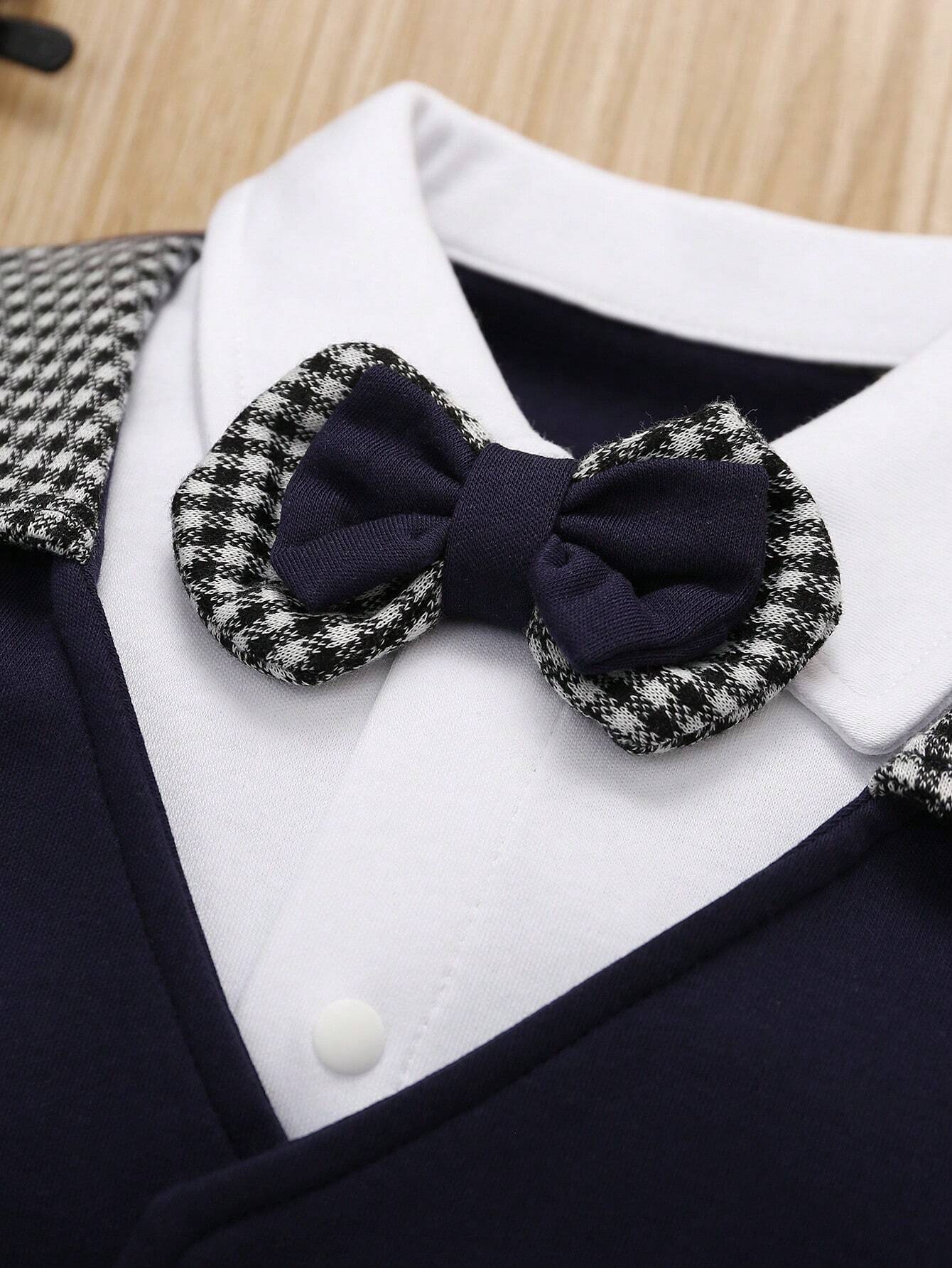 Prenda azul pelele para bebe detalle de pajarita y cuello camisero
