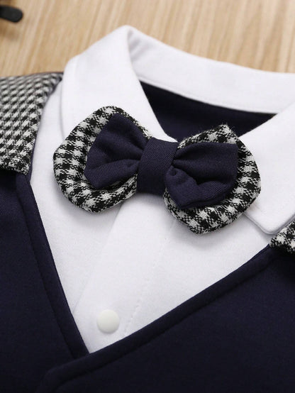 Prenda azul pelele para bebe detalle de pajarita y cuello camisero
