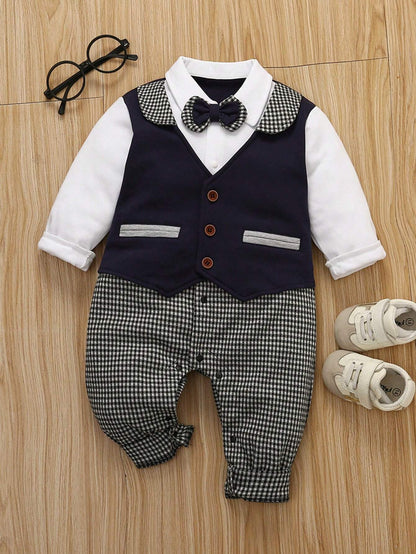 Prenda azul pelele para bebe vista frontal con pajarita y detalle pata de gallo
