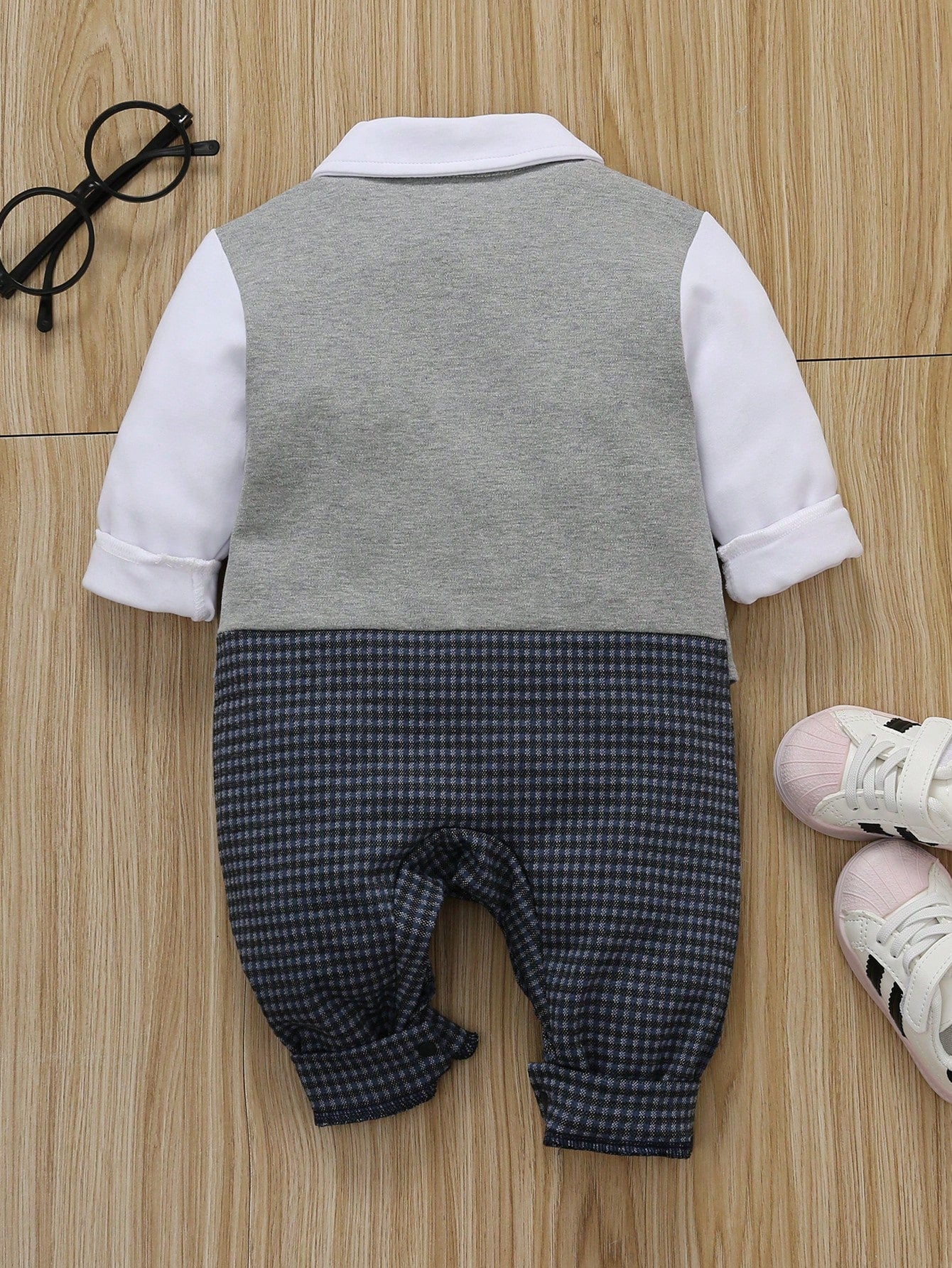Prenda gris pelele para bebe vista trasera con diseño de manga larga