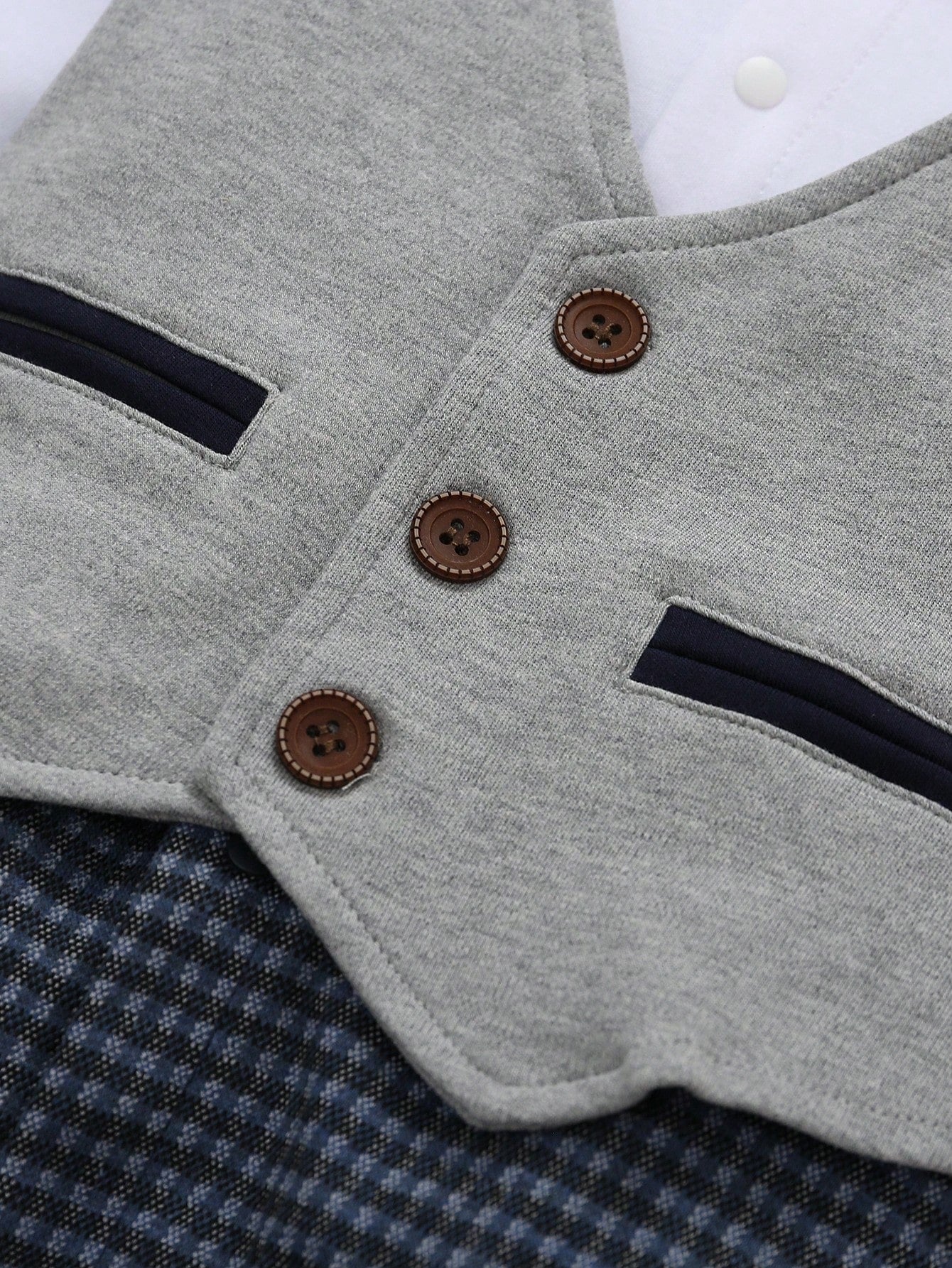 Prenda gris pelele para bebe detalle de chaleco y botones decorativos