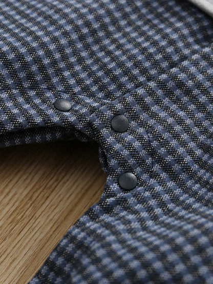Prenda gris pelele para bebe detalle del estampado de cuadros y broches inferiores