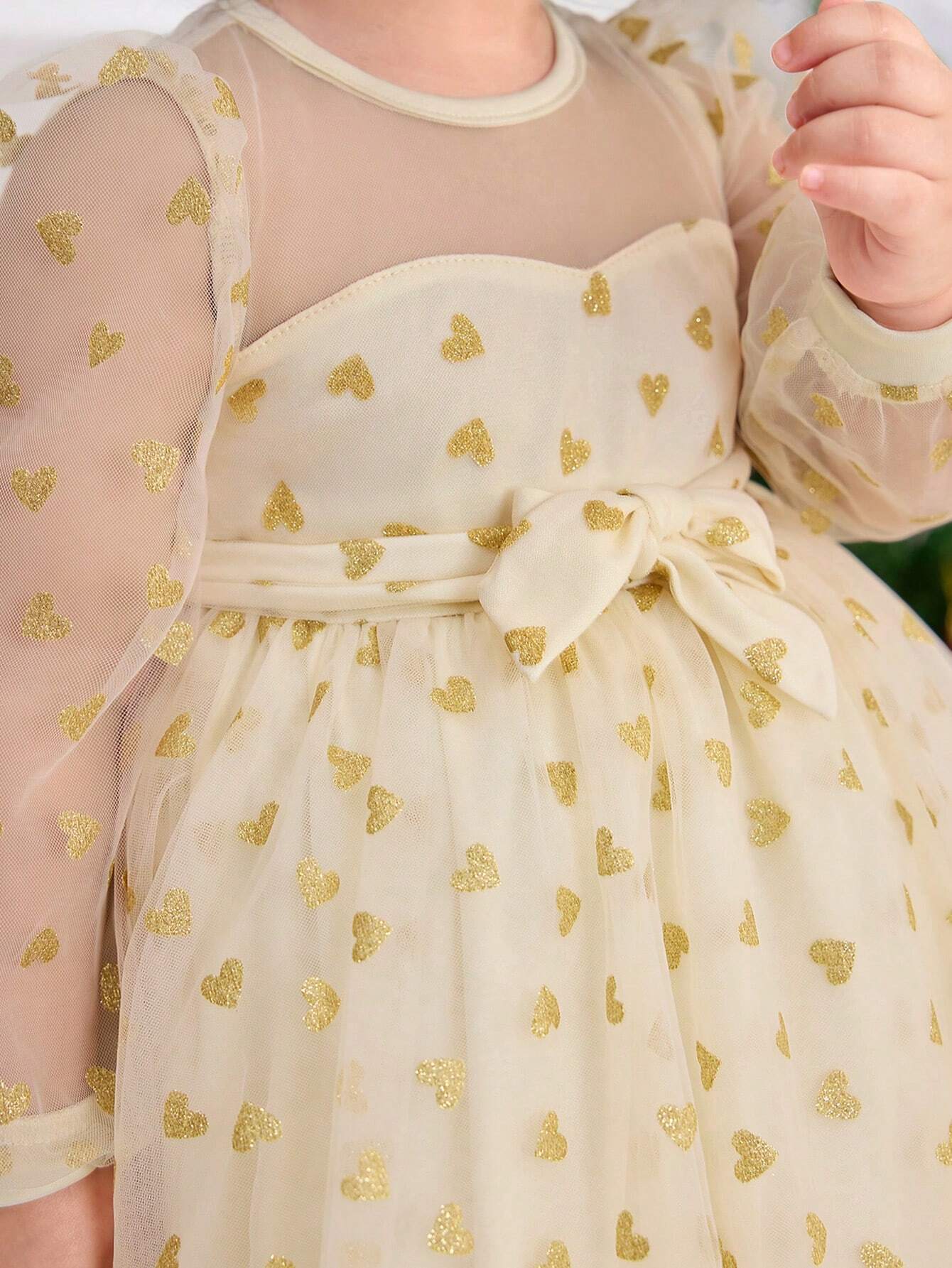Prenda champán vestido de tul para bebe con corazones dorados detalle de tela
