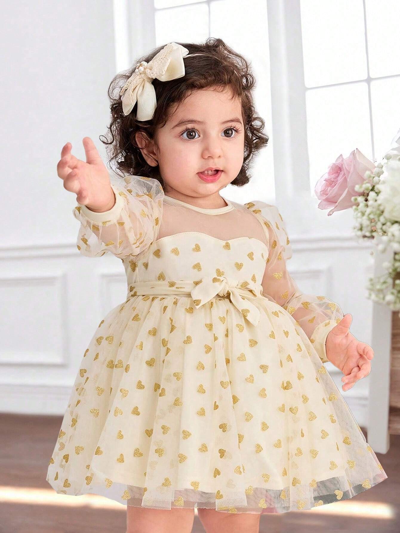 Prenda champán vestido de tul para bebe con corazones dorados vista frontal
