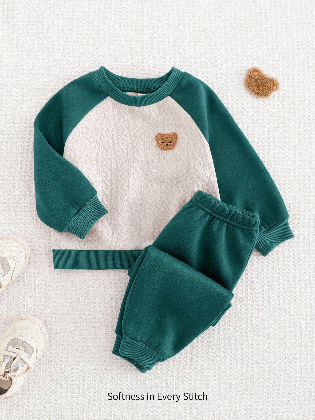 Conjunto verde oscuro con suéter tejido y pantalón con puños