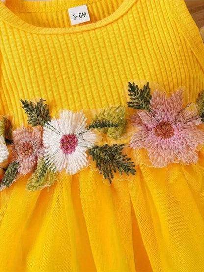 Prenda amarilla vestido para bebe con detalle floral bordado en la cintura
