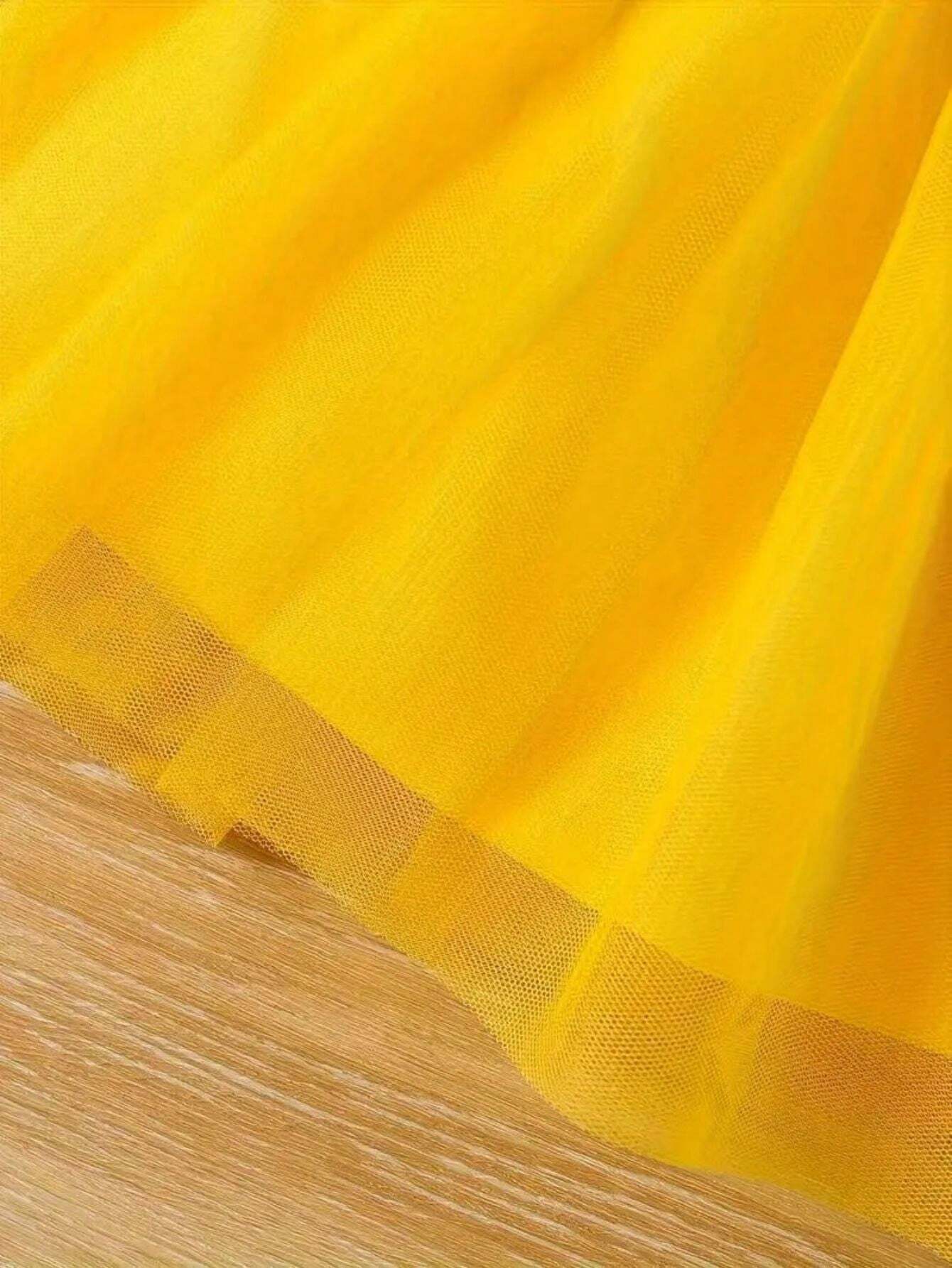 Prenda amarilla vestido para bebe con detalle de acabado en tul