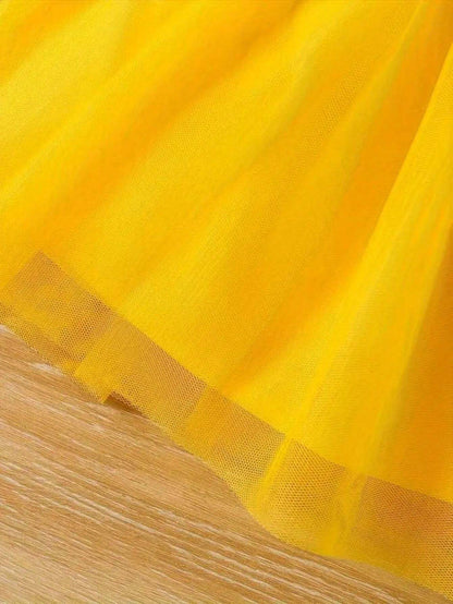 Prenda amarilla vestido para bebe con detalle de acabado en tul