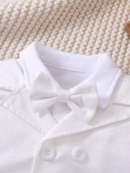 Prenda blanca enterizo para bebe detalle de cuello camisero y moño elegante