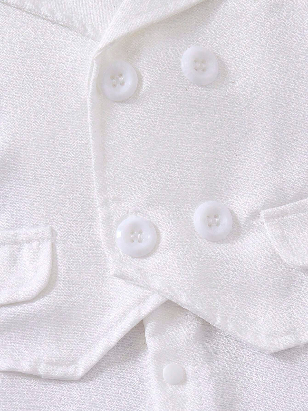 Prenda blanca enterizo para bebe detalle de chaleco con botones y bolsillos decorativos
