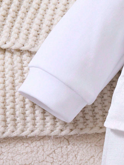 Prenda blanca enterizo para bebe detalle de manga larga y puño