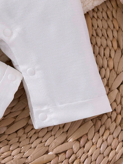 Prenda blanca enterizo para bebe detalle de botones a presión en las piernas