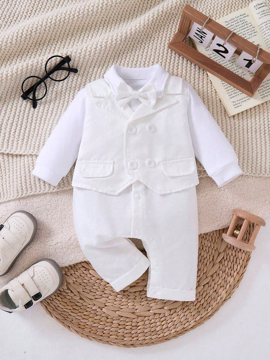 Prenda blanca enterizo para bebe estilo caballero con moño y chaleco vista frontal
