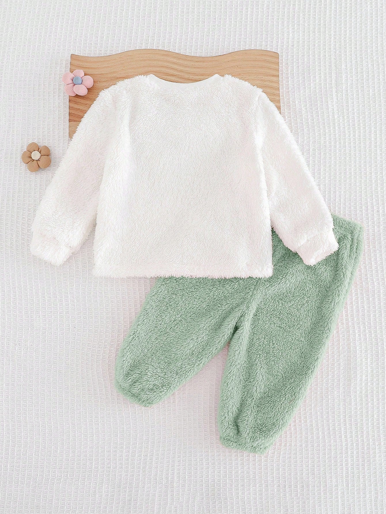 Conjunto pijama verde con moño de peluche