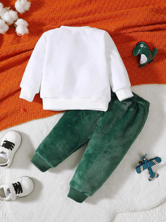 Prenda blanca conjunto para bebe con pantalón verde vista trasera