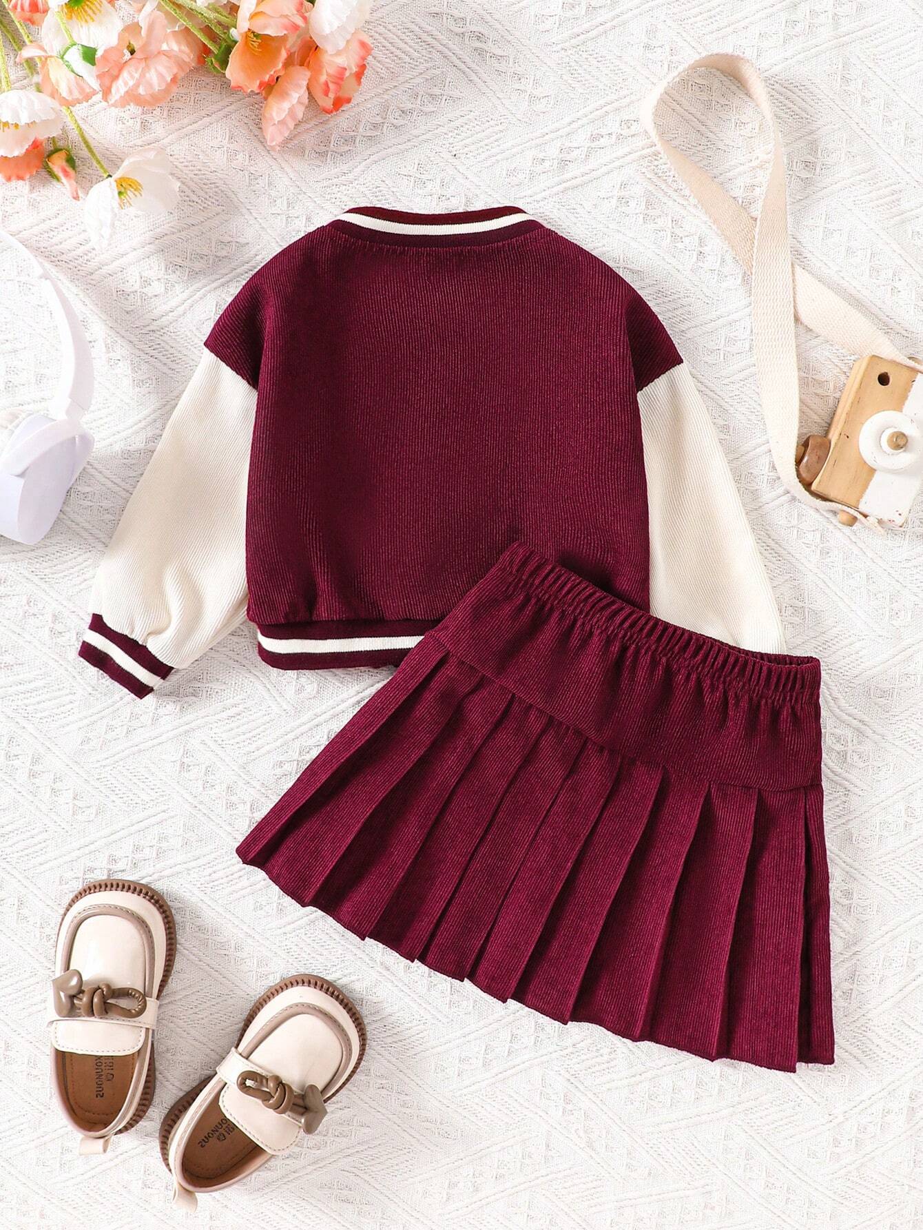 Prenda burdeos conjunto para bebe con chaqueta universitaria y falda plisada vista trasera