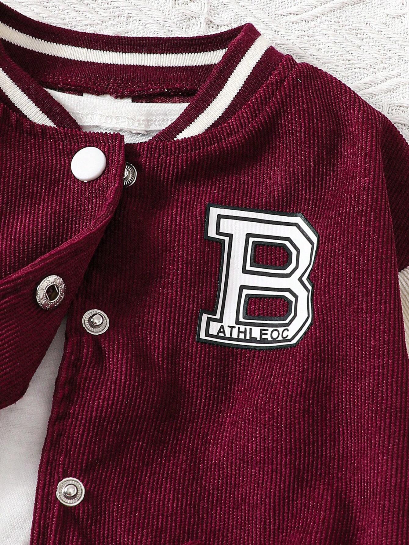 Prenda burdeos conjunto para bebe con detalle de parche de letra y botones delanteros