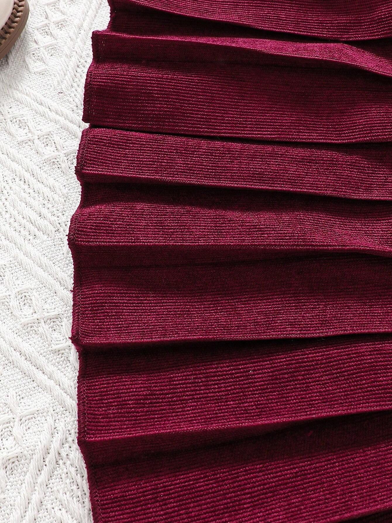 Prenda burdeos conjunto para bebe con detalle de falda plisada