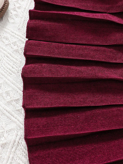 Prenda burdeos conjunto para bebe con detalle de falda plisada