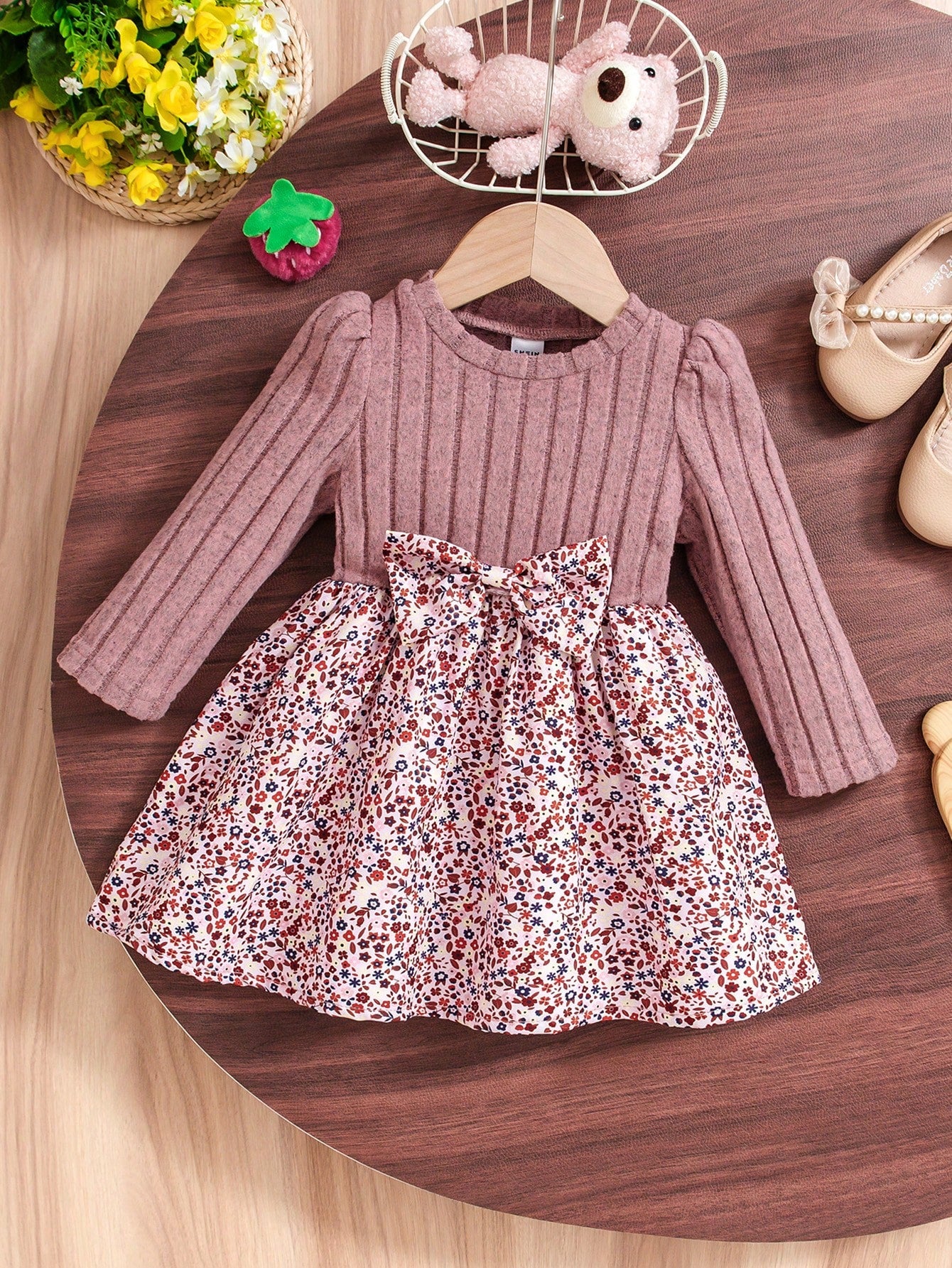 Prenda rosa viejo vestido para bebe con detalle de tela floral multicolor