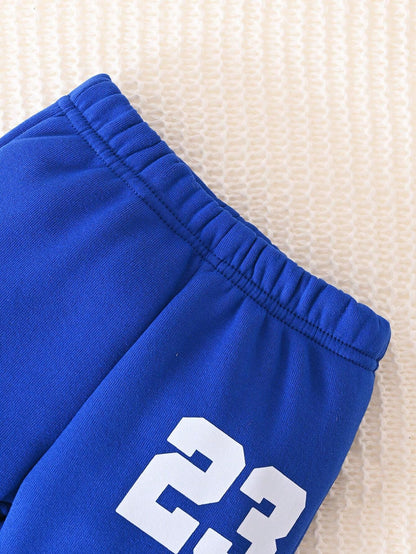 Conjunto azul deportivo con capucha y pantalón cómodo