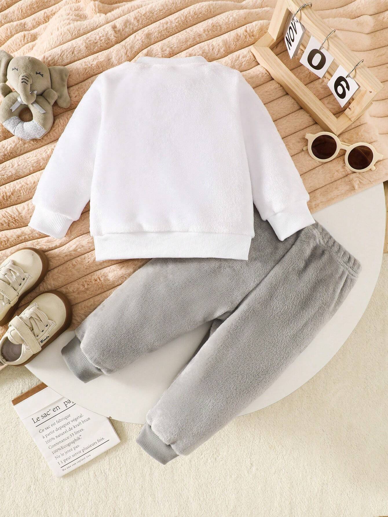 Prenda gris conjunto de pelito para bebe vista trasera
