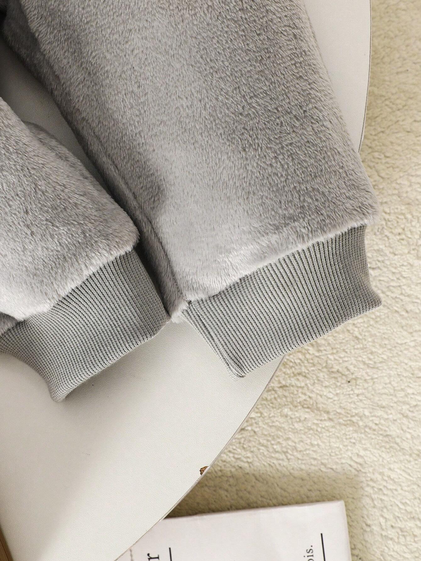 Prenda gris conjunto de pelito para bebe con detalle de puños acanalados