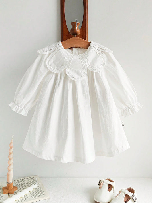 Prenda blanca vestido para bebe vista frontal