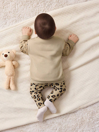 Conjunto caqui para bebé con sudadera y pantalón leopardo